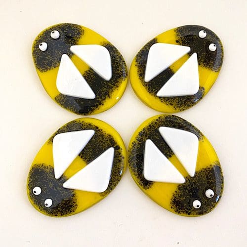 Bee Pocket Hug - Image 2