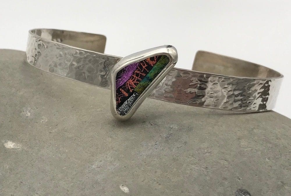One of a kind hammered eco-silver bangle set with mosaic dichroic glass - Image 4