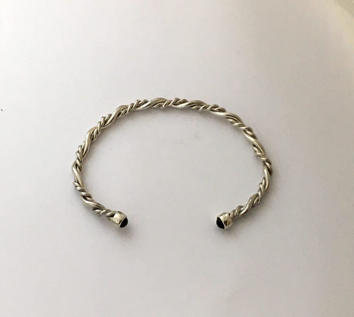 Twisted silver bangle with garnet ends - Image 3