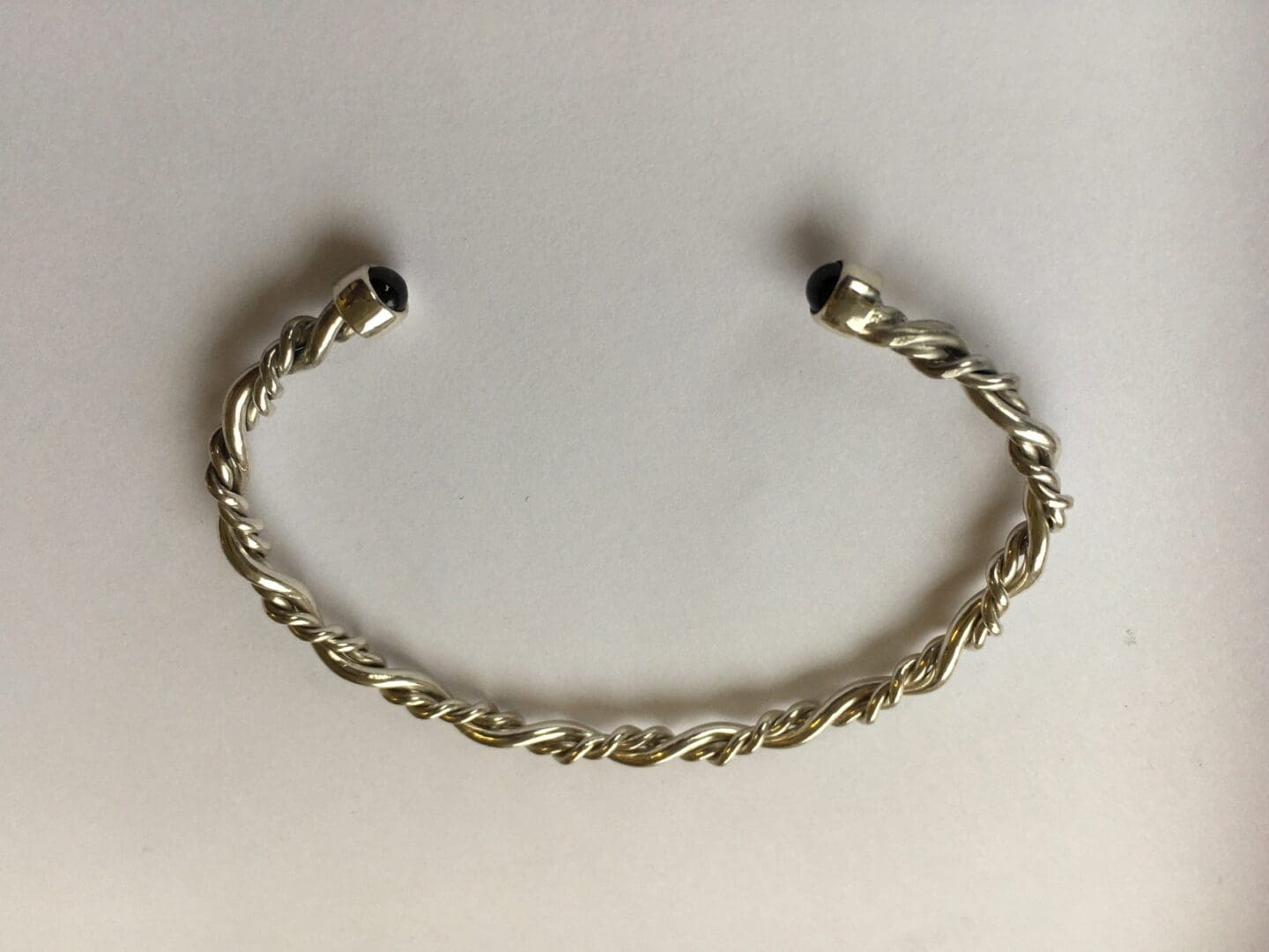 Twisted silver bangle with garnet ends - Image 4