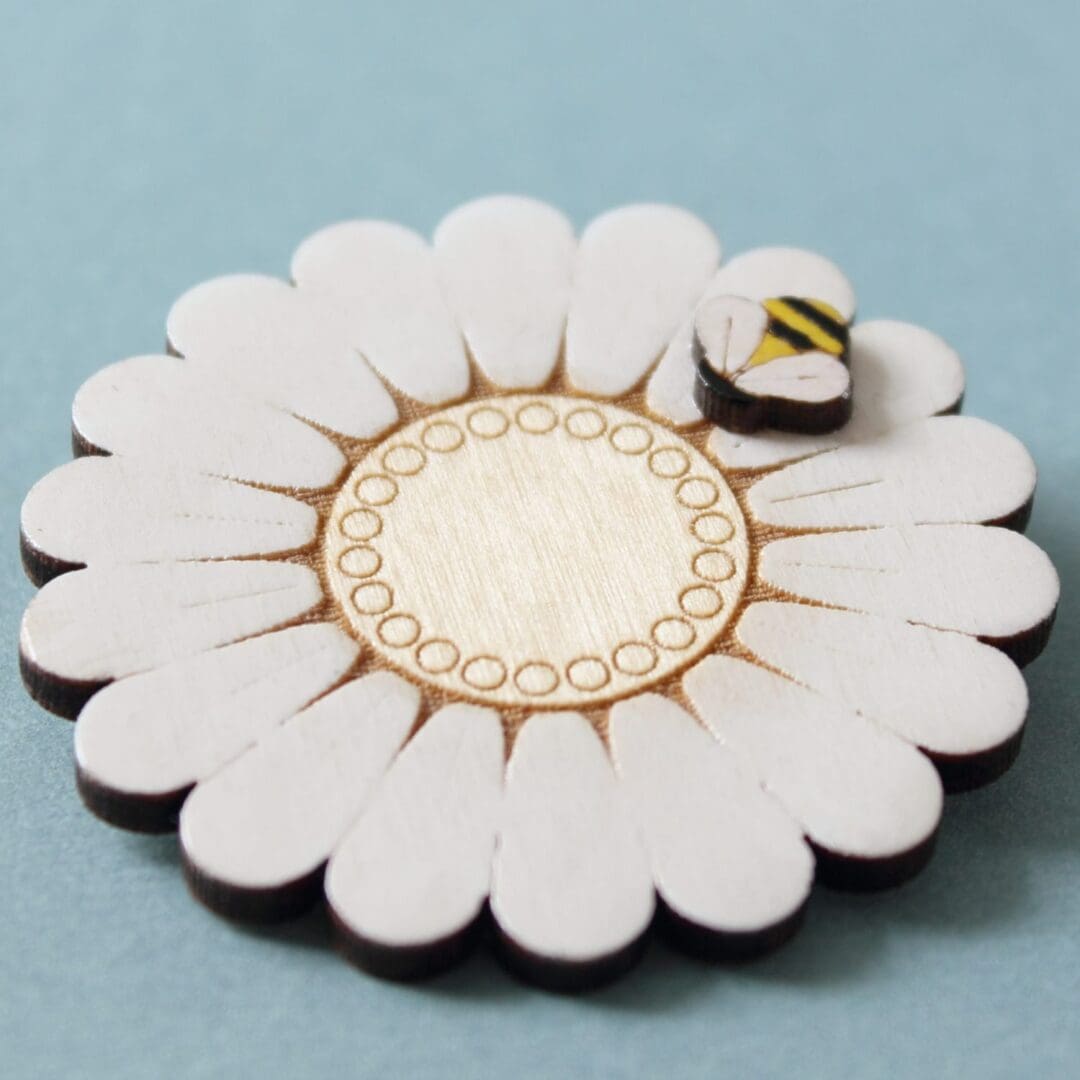 Wooden Daisy Flower Brooch with Bumblebee - Hand Painted - Image 4
