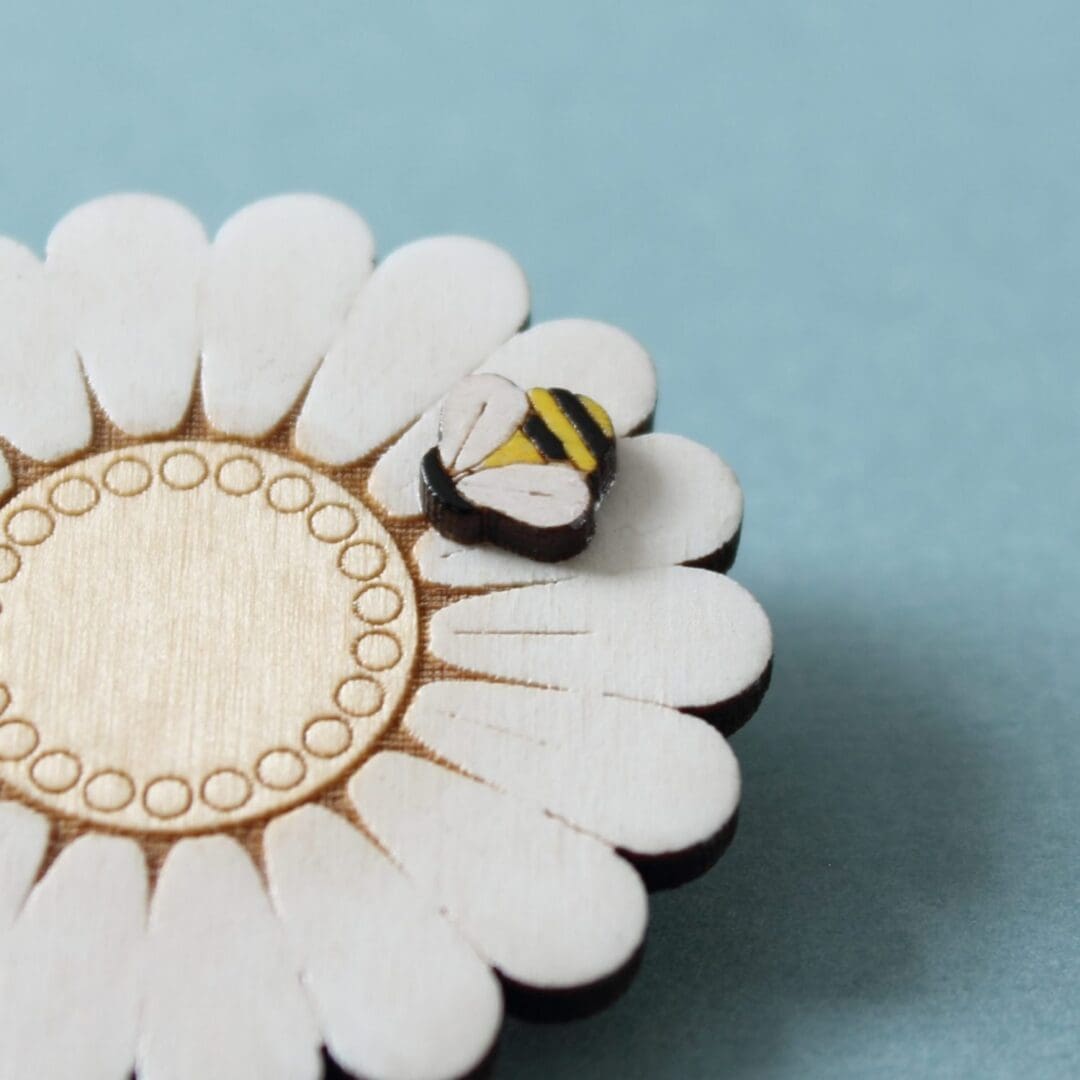 Wooden Daisy Flower Brooch with Bumblebee - Hand Painted - Image 3