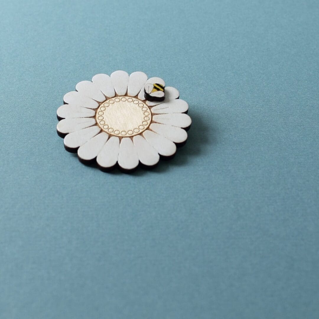 Wooden Daisy Flower Brooch with Bumblebee - Hand Painted - Image 2