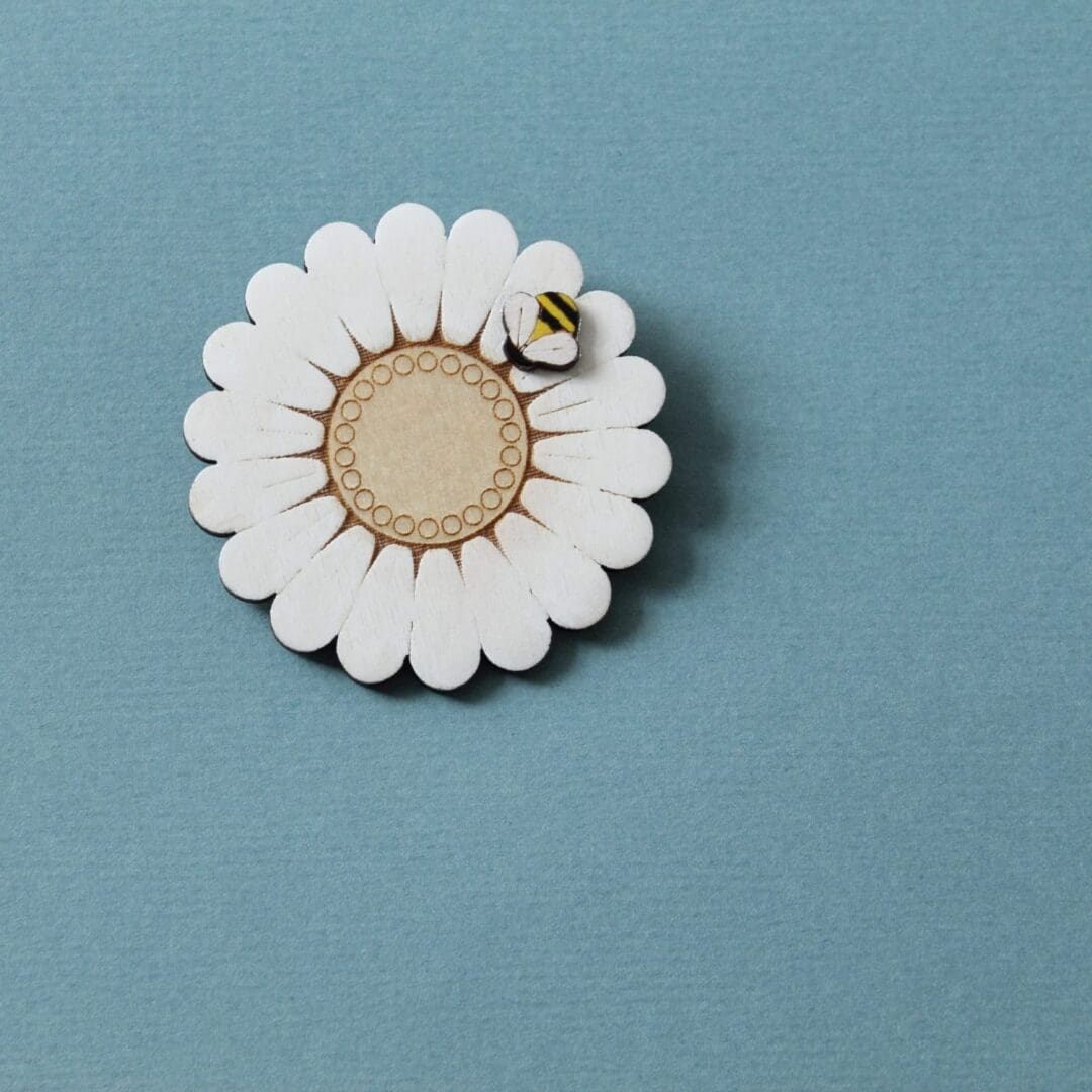 Wooden Daisy Flower Brooch with Bumblebee - Hand Painted - Image 6