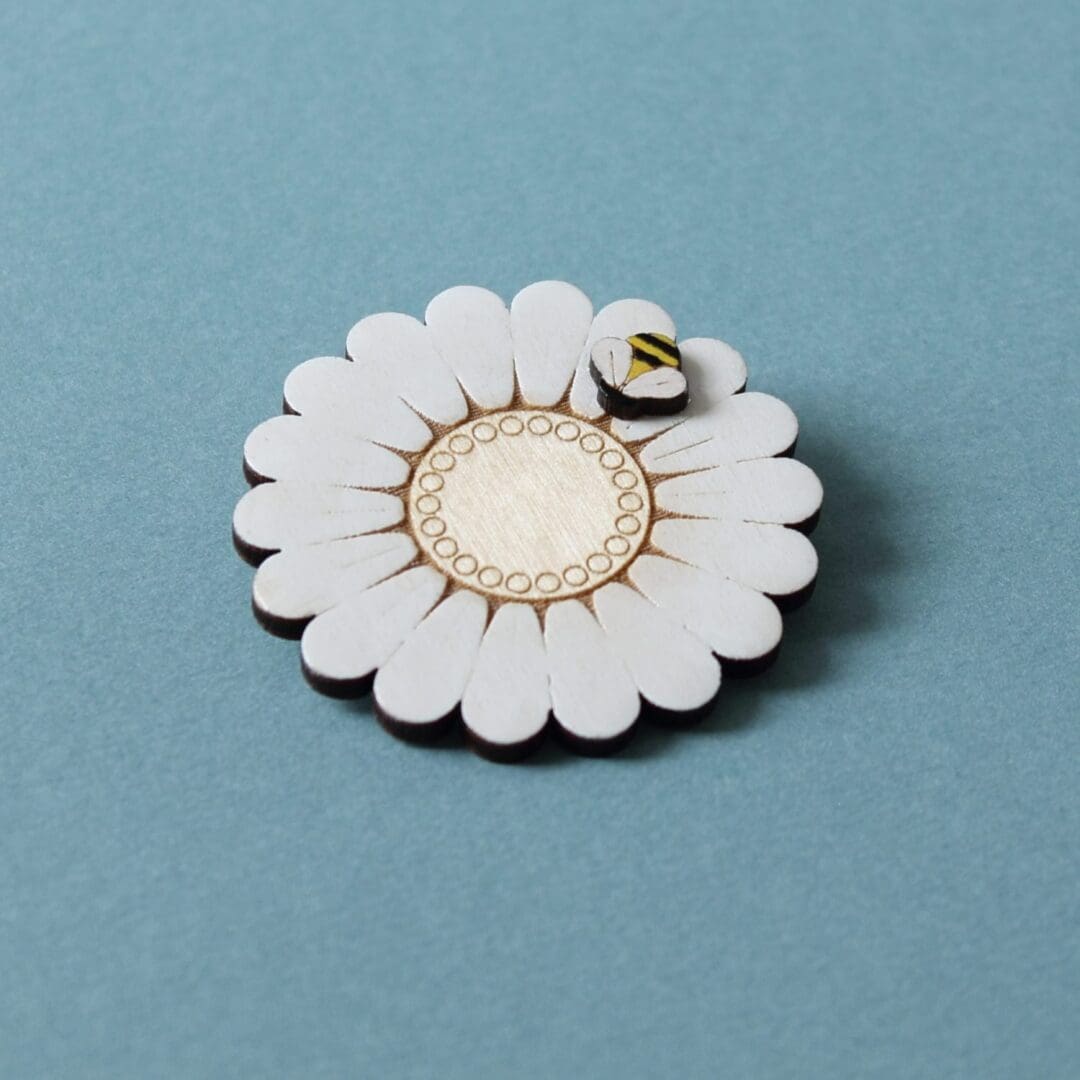 Wooden Daisy Flower Brooch with Bumblebee - Hand Painted - Image 5
