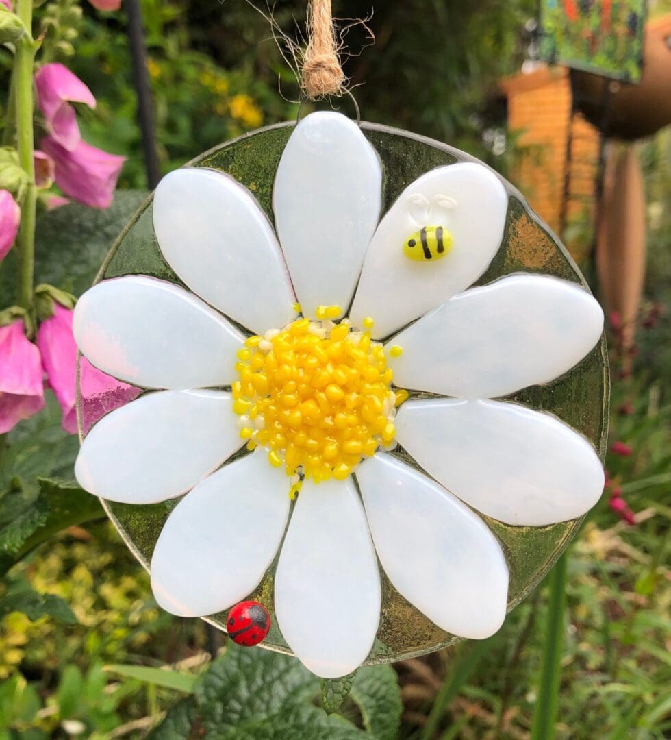 Handmade fused glass Daisy hanging/white flower hanger/bee & Ladybug hanger Fused glass/Mother’s day gift/memory gift/Summer daisy flower/birthday gifts