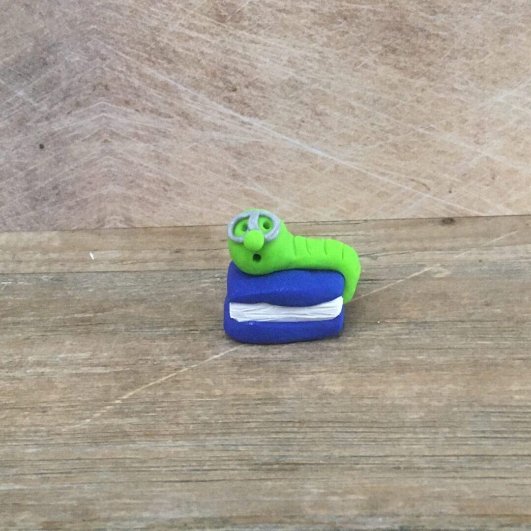 Bookworm clay figure miniature model - Image 4