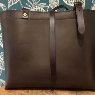 Leather tote bag in English chocolate leather lined in purple lambskin with adjustable purple leather straps