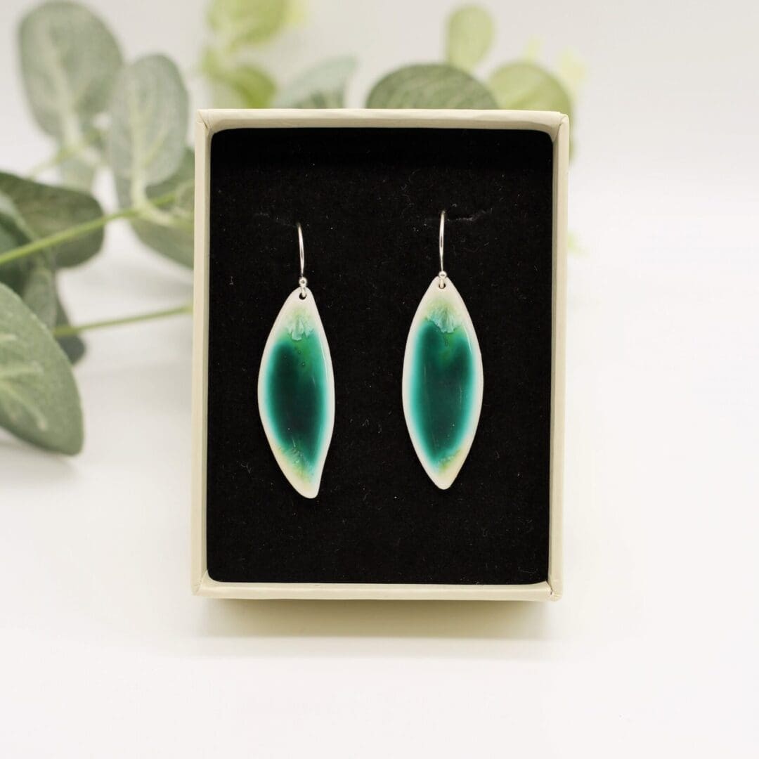 Handmade Porcelain earrings, emerald green, leaf shape - Image 5
