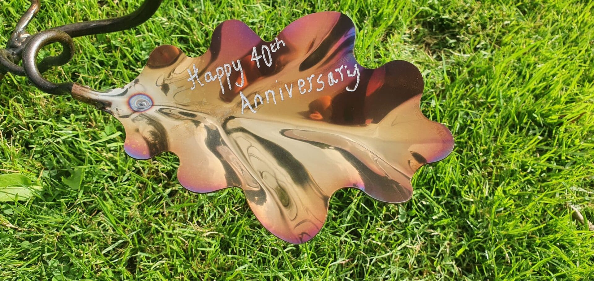 Bird feeder tree stand station with 4 colourful stainless steel oak leaves. Family tree, iron and steel wedding anniversary gift. - Image 8