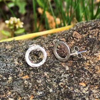 Hammered silver donut stud earrings, 6-7mm round.