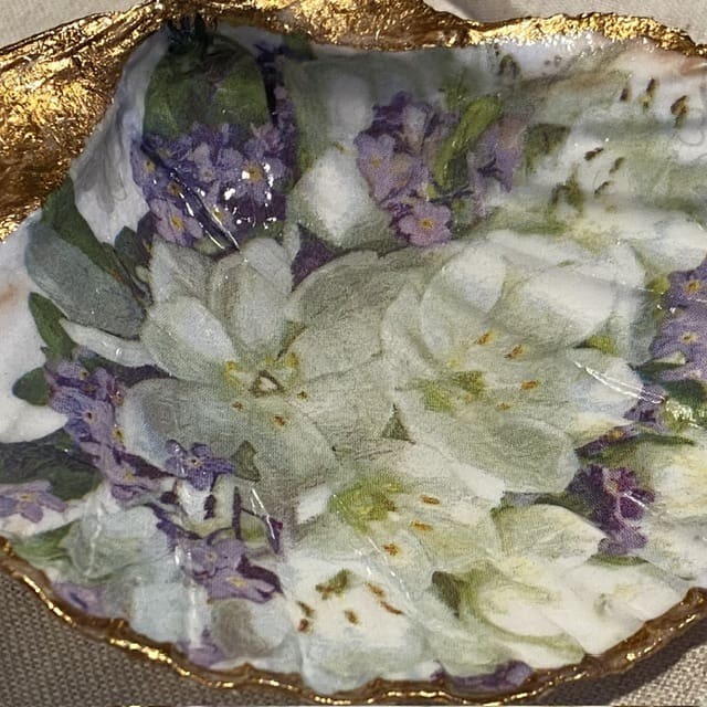 A stunning handmade Scallop shell featuring pretty purple and lilac flowers - Image 4