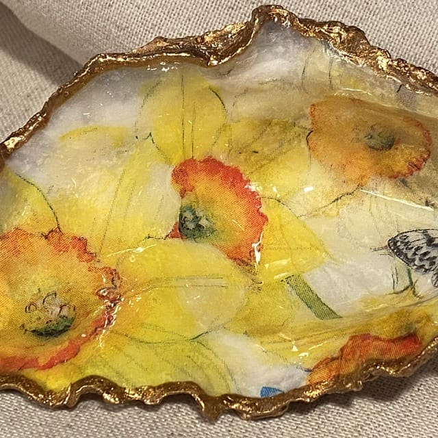 A handmade decoupaged oyster shell with spring daffodils - Image 4