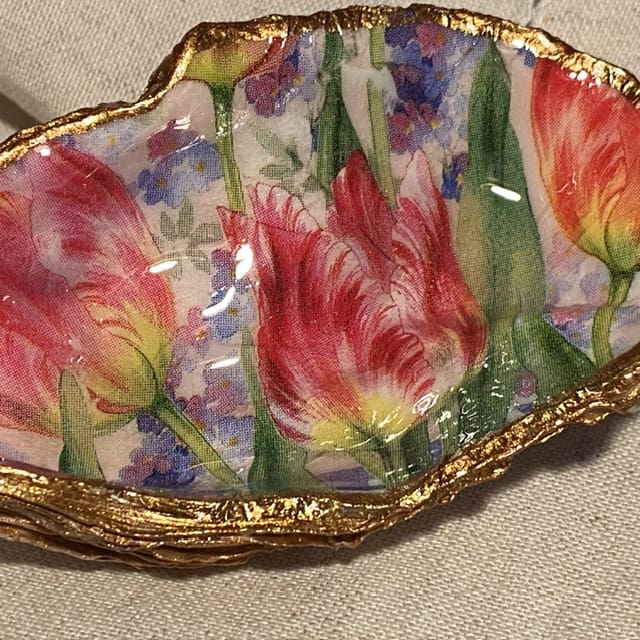 A handmade decoupaged oyster featuring fabulous parrot tulips - Image 3