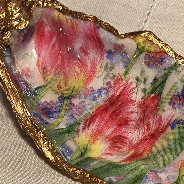 A handmade decoupaged oyster featuring fabulous parrot tulips - Image 4