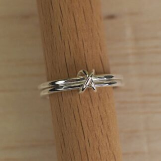 double band fidget ring with cross bead close up view