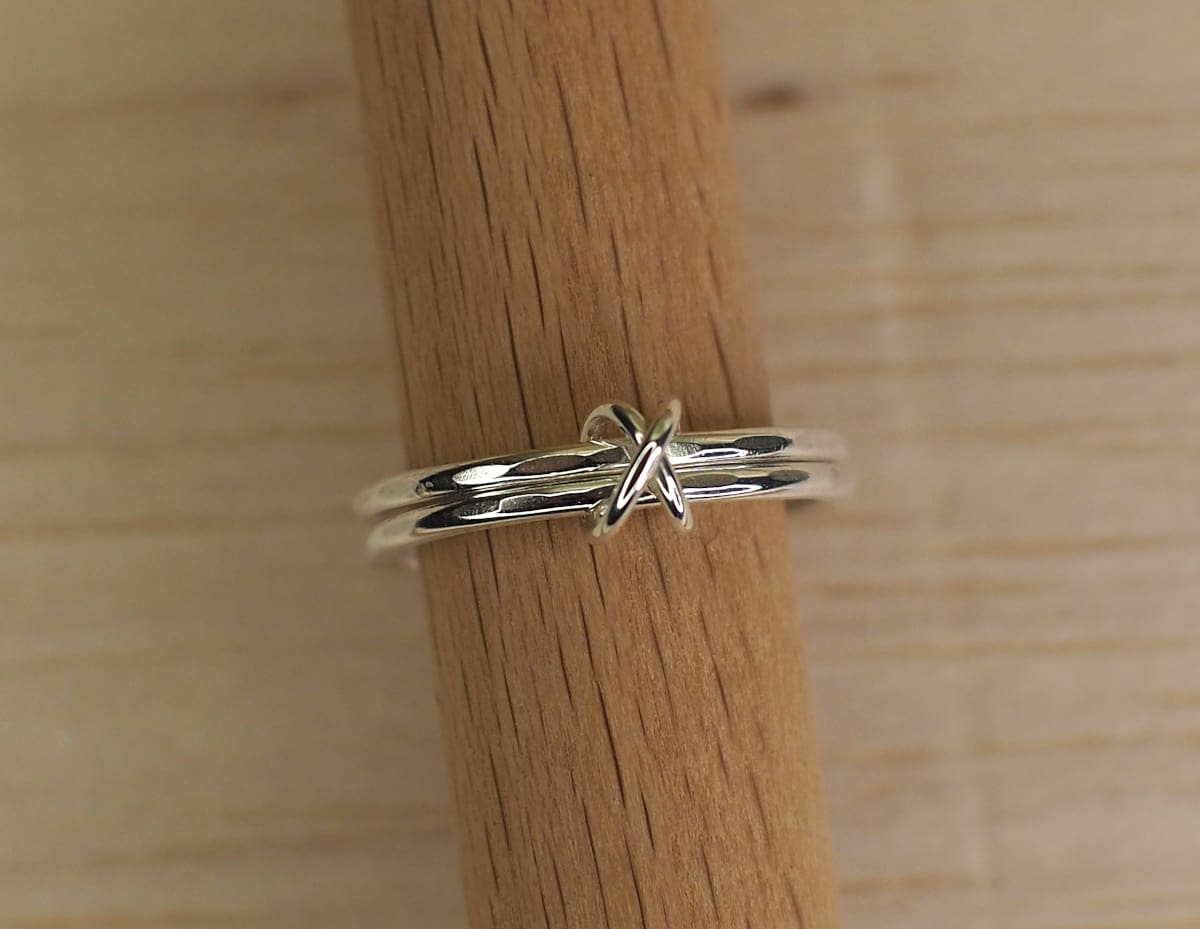 double band fidget ring with cross bead close up view