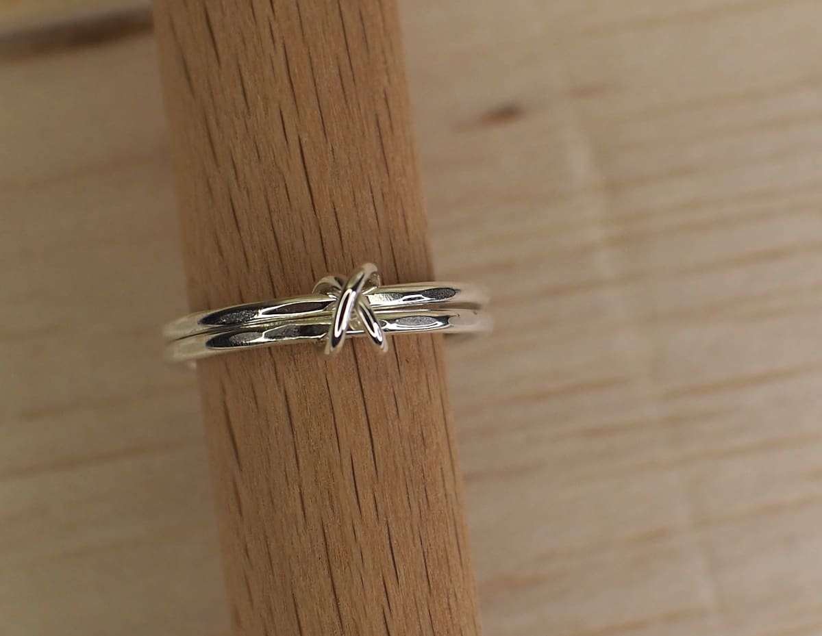 Double band fidget ring with cross bead on stand