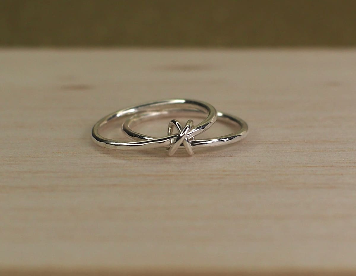 Double band fidget ring with cross bead open view