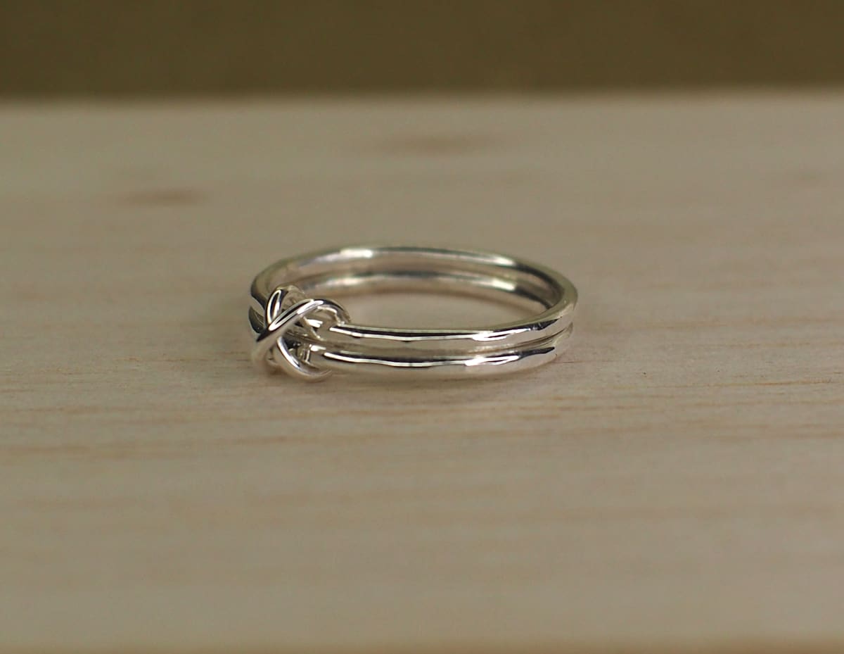 Double band fidget ring with cross bead side view
