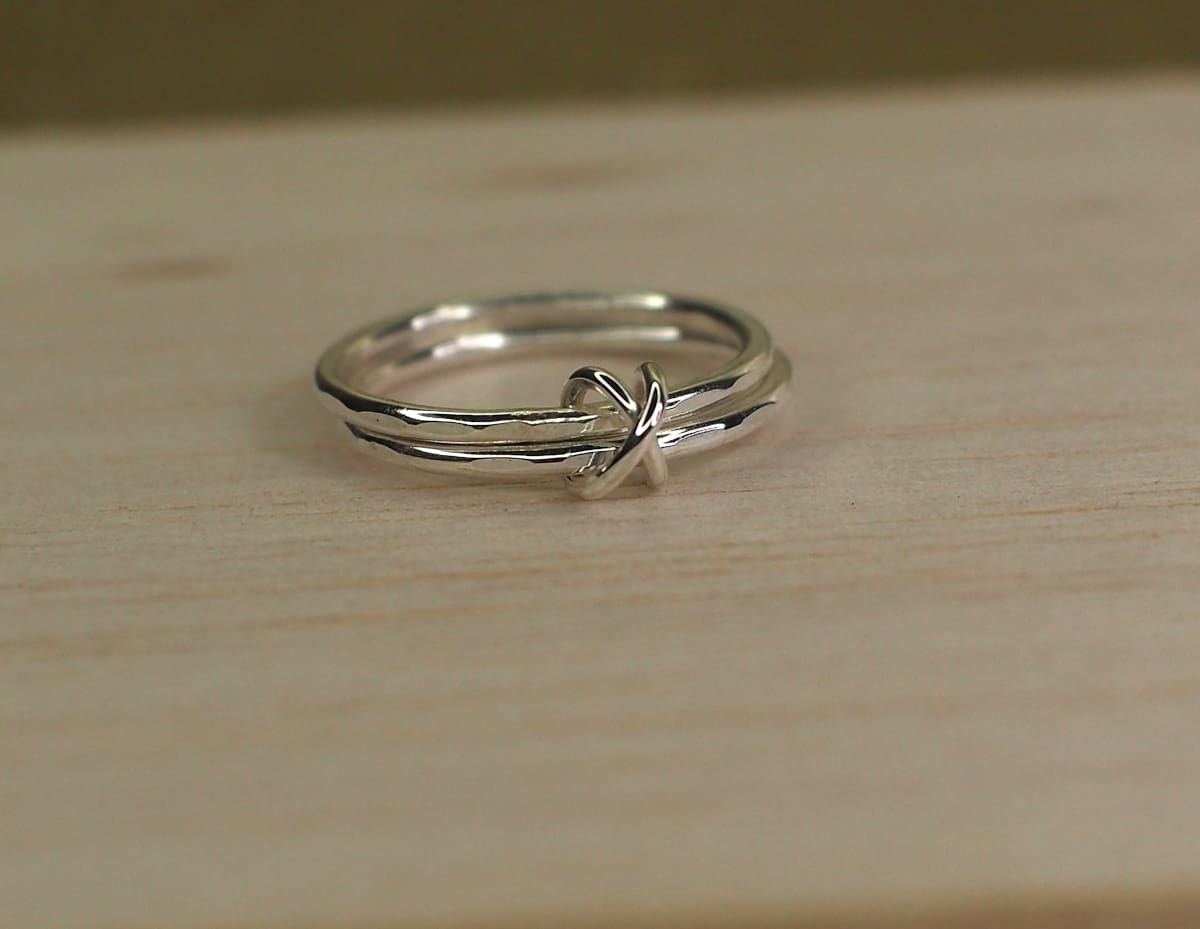 Double band fidget ring with cross bead front view