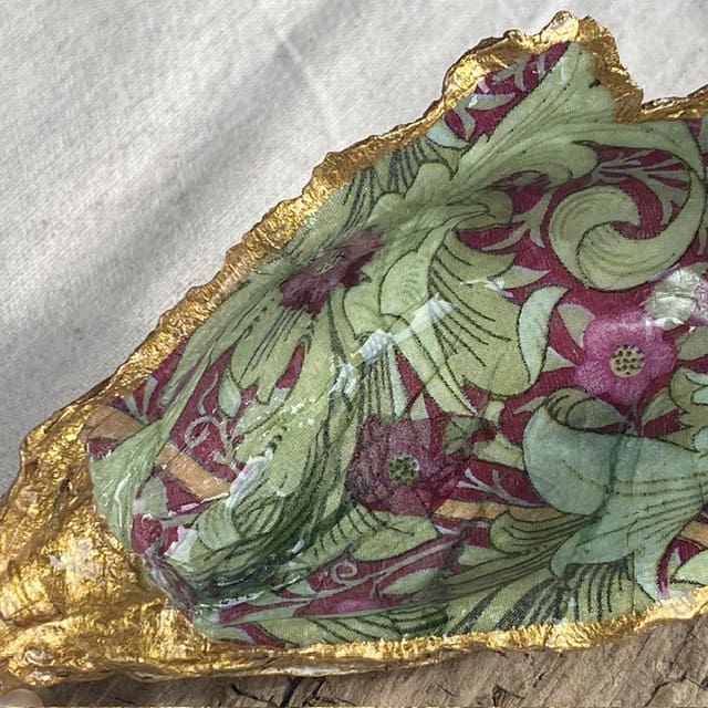 A handmade decoupaged oyster featuring a lovely William Morris design. - Image 3