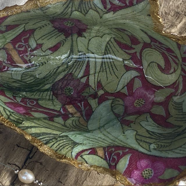 A handmade decoupaged oyster featuring a lovely William Morris design. - Image 4