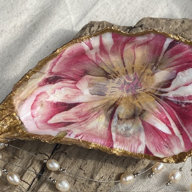 A handmade decoupaged oyster featuring a lovely pretty pink flower. - Image 4