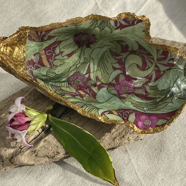 A handmade decoupaged oyster featuring a lovely William Morris design. - Image 5