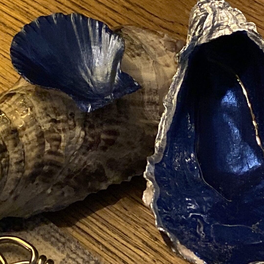 Salt and Pepper shells with spoons - Image 3