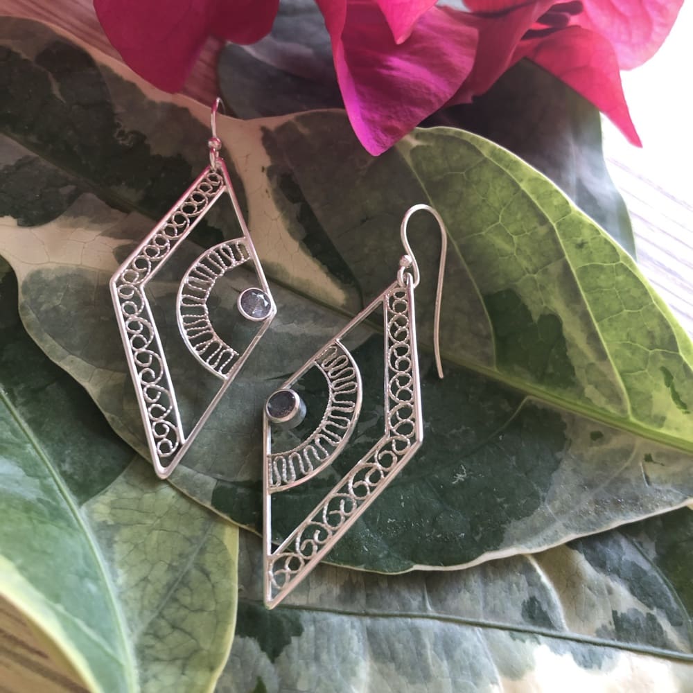 Diamond shape sterling silver earrings in filigree with labradorites - Image 3