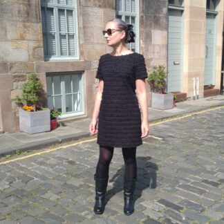 simple mini dress woth boat neck and short sleeve, in black cotton fabric