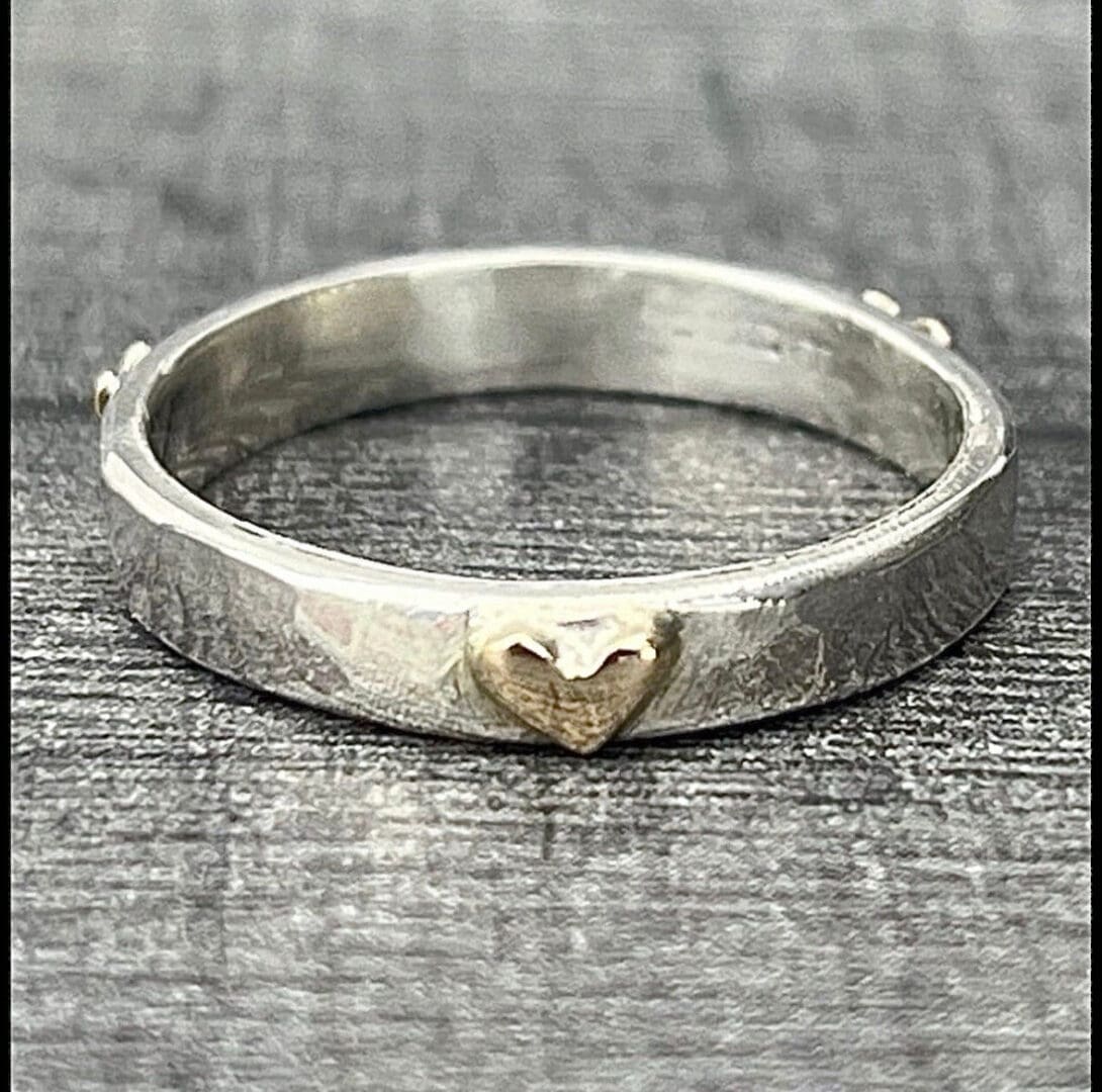 Gold Hearts Hammered Ring - Image 6
