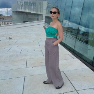 High waisted wide leg trousers with hip pockets, in 100% linen. Grey colour, slightly purple shade.