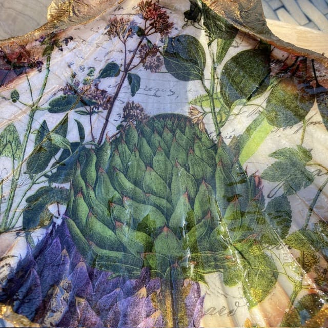 Large Handcrafted Scallop Shell with stunning artichoke design - Image 2