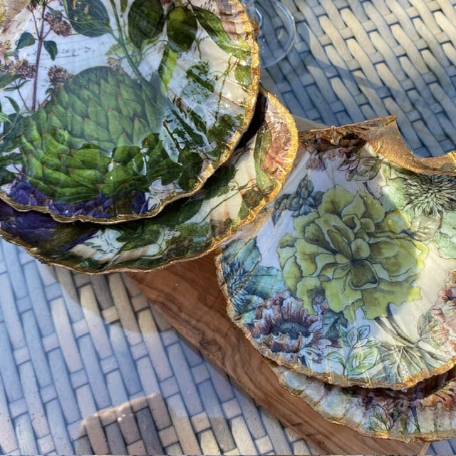 Large Handcrafted Scallop Shell with stunning dahlia design - Image 4