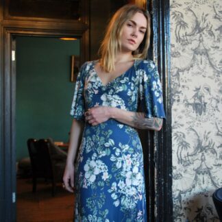 retro style dress with short sleeve and V neckline in blue and white floral printy