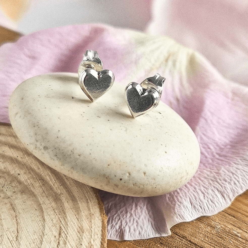 Style B involves plain, flat heart-shaped studs with tiny ridged lines above.