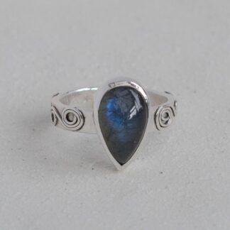 Labradorite Sterling Silver ring, swirls to band and pearshaped gemstone