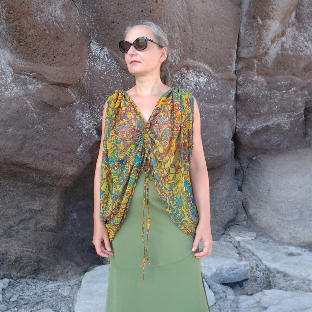 woman wearing sleeveless tunic top