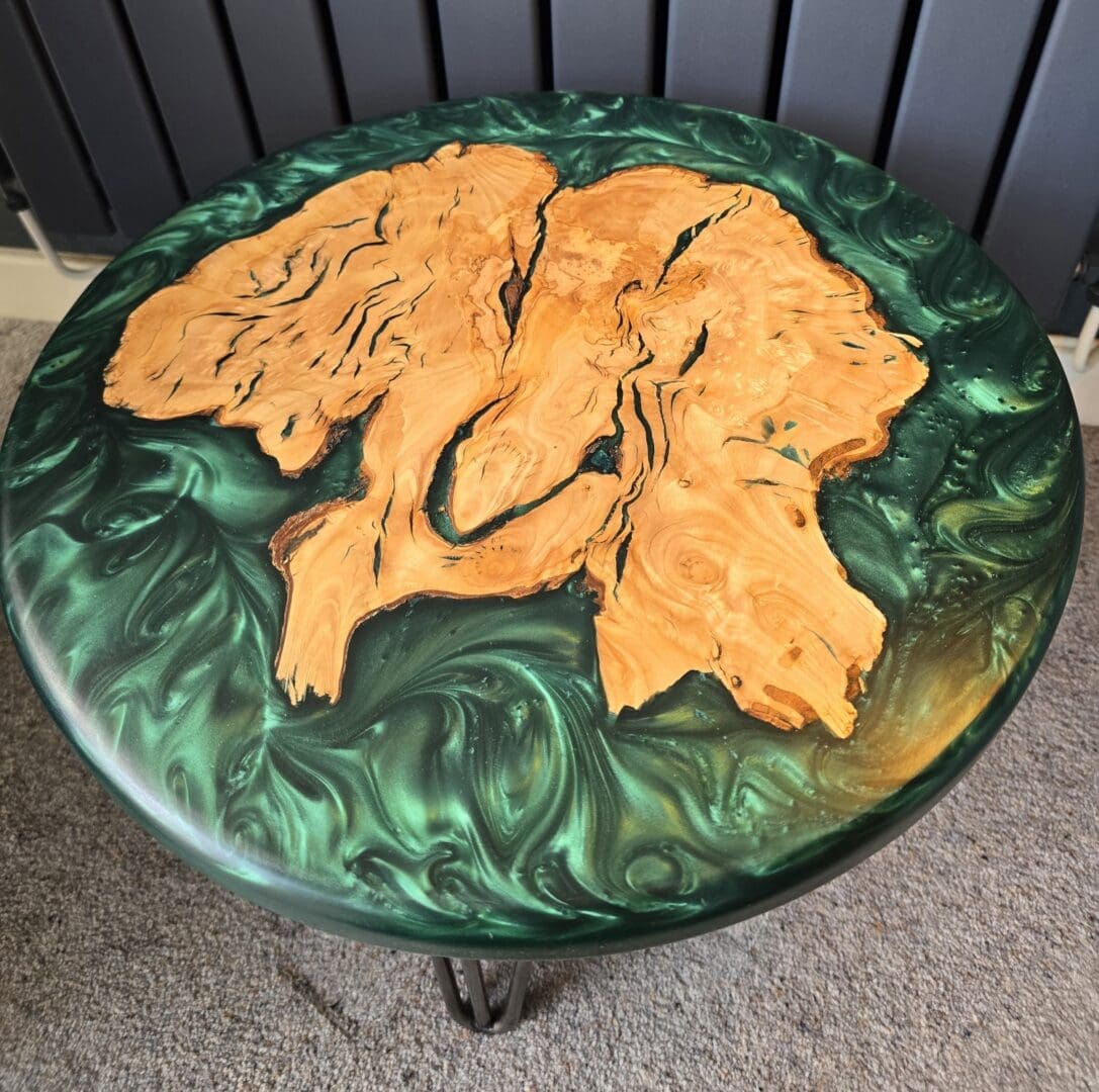 Olive Wood & Emerald Resin Side Table with Hairpin Legs - Image 3