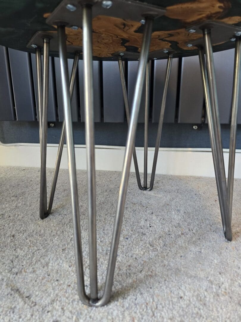 Olive Wood & Emerald Resin Side Table with Hairpin Legs - Image 4