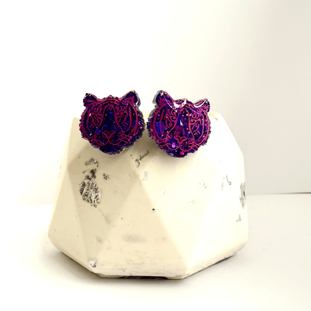 Tiger Head Glitter Earrings – Purple & Pink Resin Studs - Image 8
