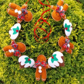 a-handmade-felt-gingerbread-men-and-christmas-pudding-garland