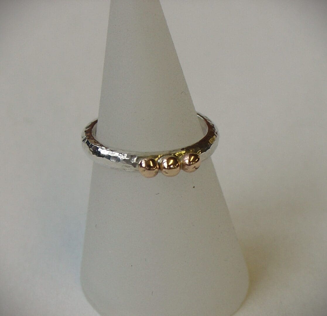 Silver ring with 9ct gold balls - Image 4
