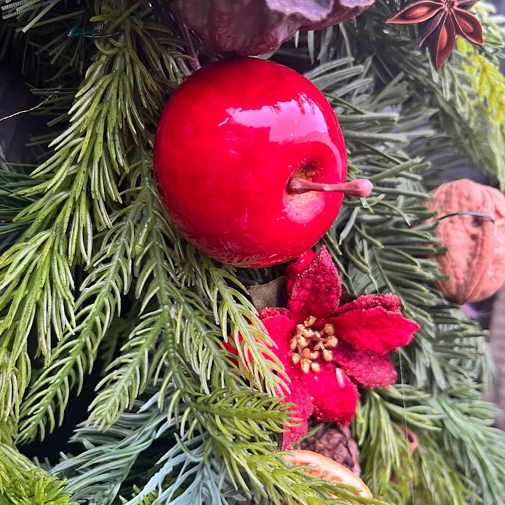 Artificial-Traditional-Christmas-wreath-red-and-green