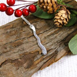 Silver wiggle necklace