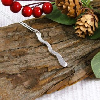 silver wiggle necklace dappled finish
