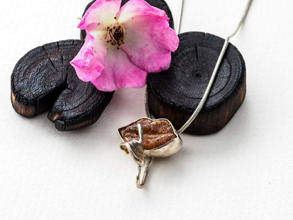 Sterling Silver Baltic Amber Lips pendant necklace - Image 3