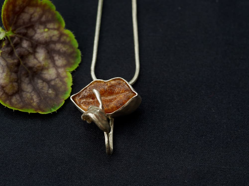 Sterling Silver Baltic Amber Lips pendant necklace - Image 2